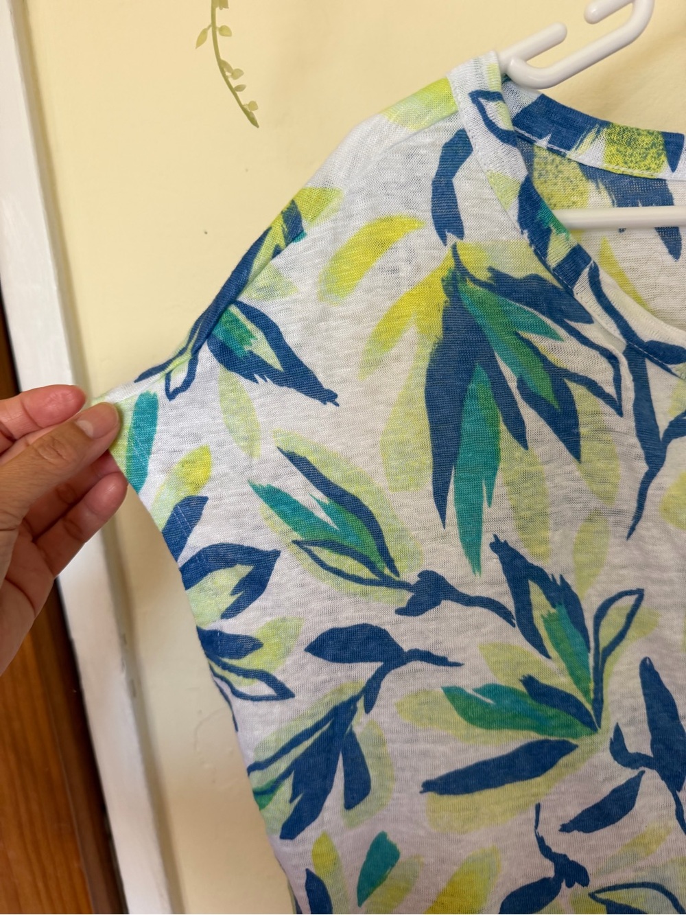 Cynthia Rowley Women’s 100% Linen Botanical Print Short Sleeve Top - Picture 3 of 8